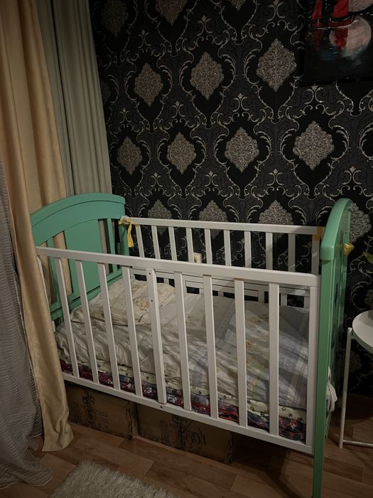 Продам детскую кровать с люлькой.