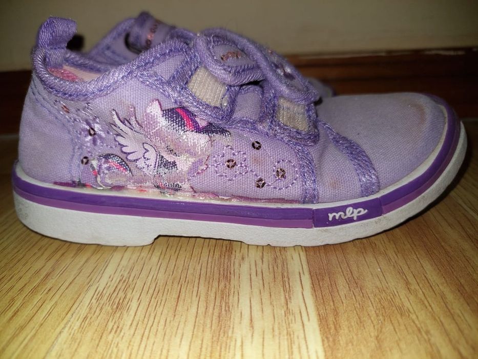 Кроссовки разные размеры