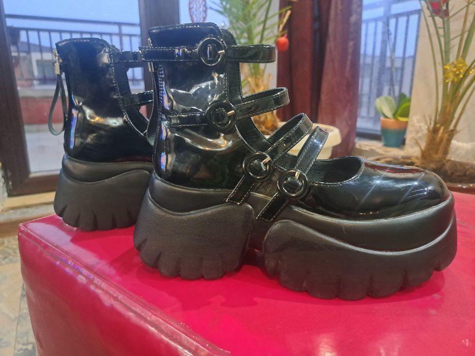 Дамски обувки с платформа