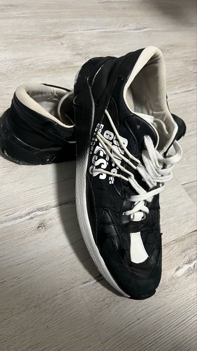 Обувки на Guess.