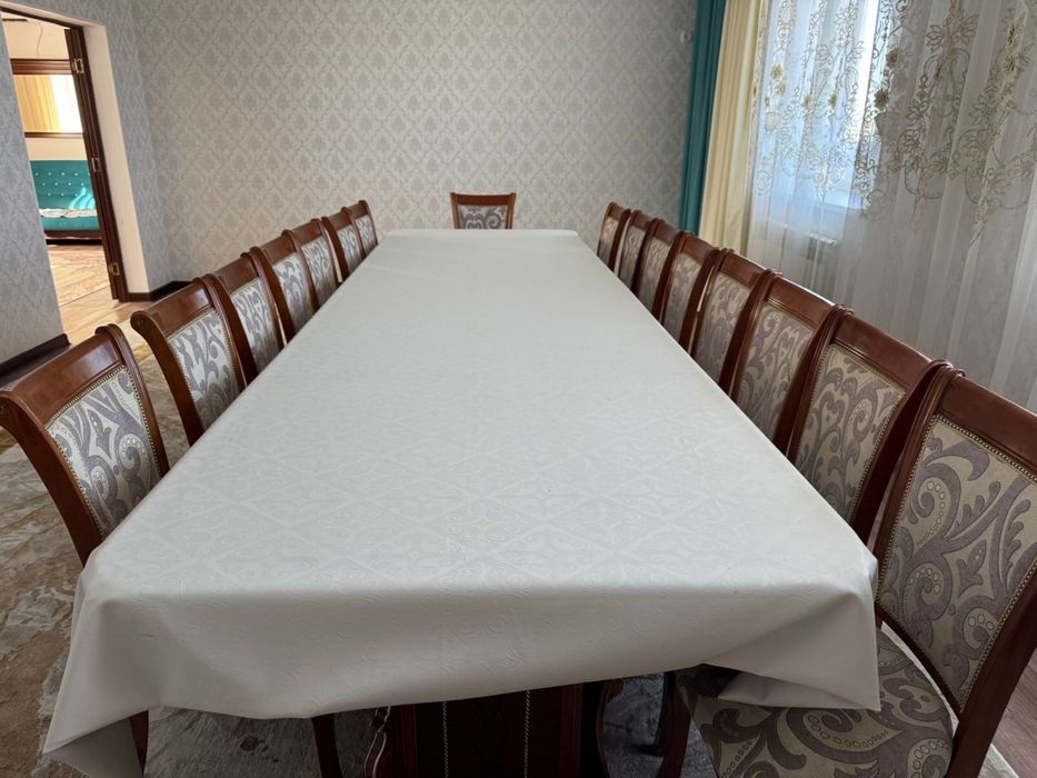 Продом стол со стулями