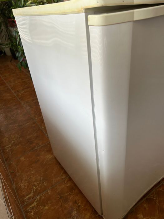 Хладилник малък с вътрешен горен фризер