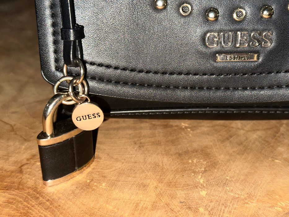 Дамски чанти Guess