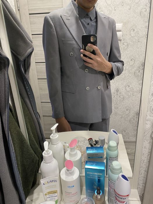 Двубортный костюм серый