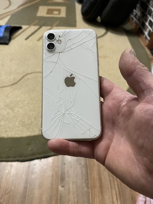 Айфон 11 в хорошем состоянии.