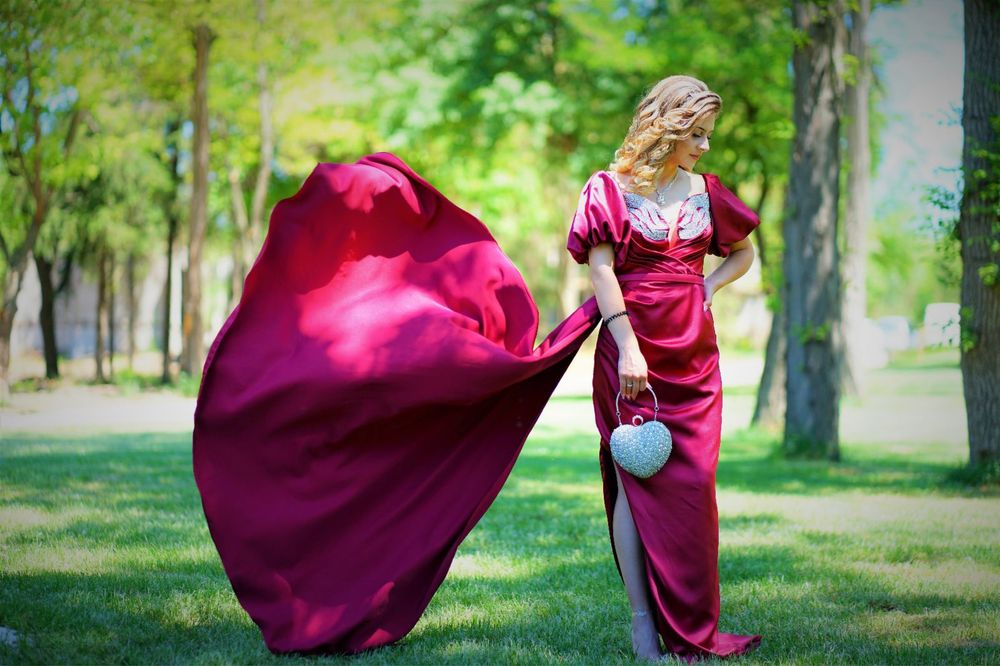 Сатенена рокля