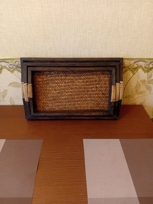 Продам подносы .