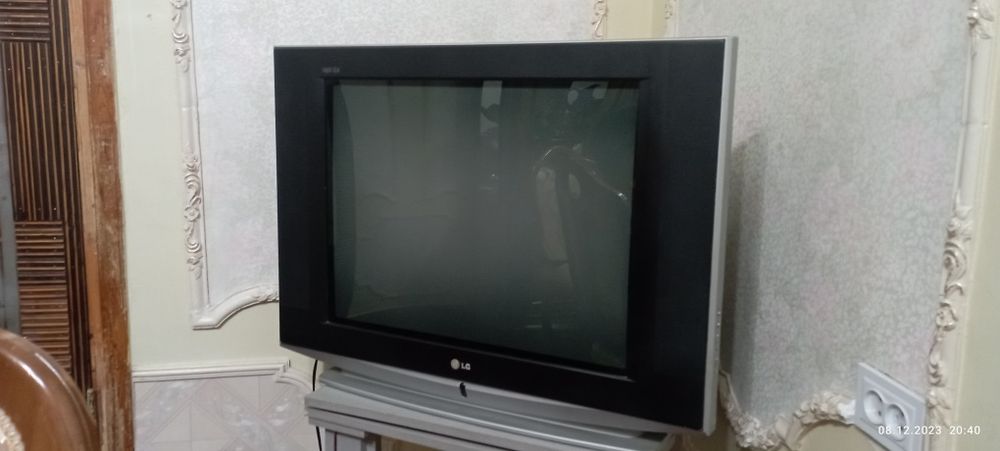LG  телевизор 54 диоганал