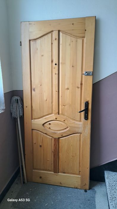 Дървена врата от чам