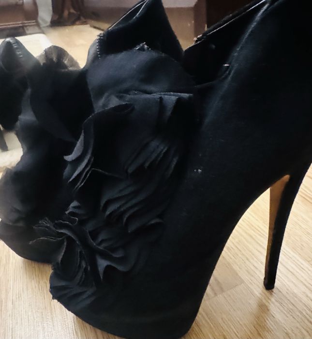 Vand pantofi de calitate, modele deosebite, stare foarte buna