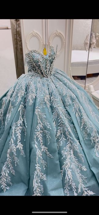 Роклята е без забележки облечена е само за два три часа