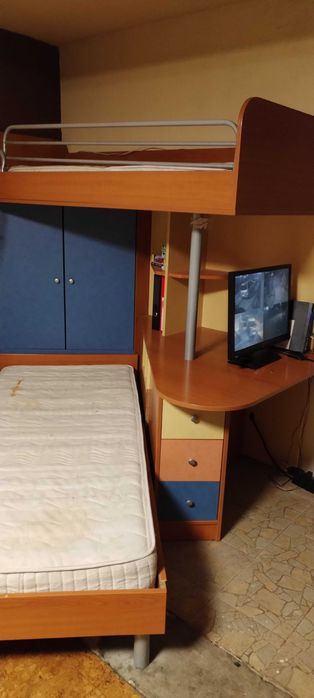 Двуетажно легло с бюро и гардероб