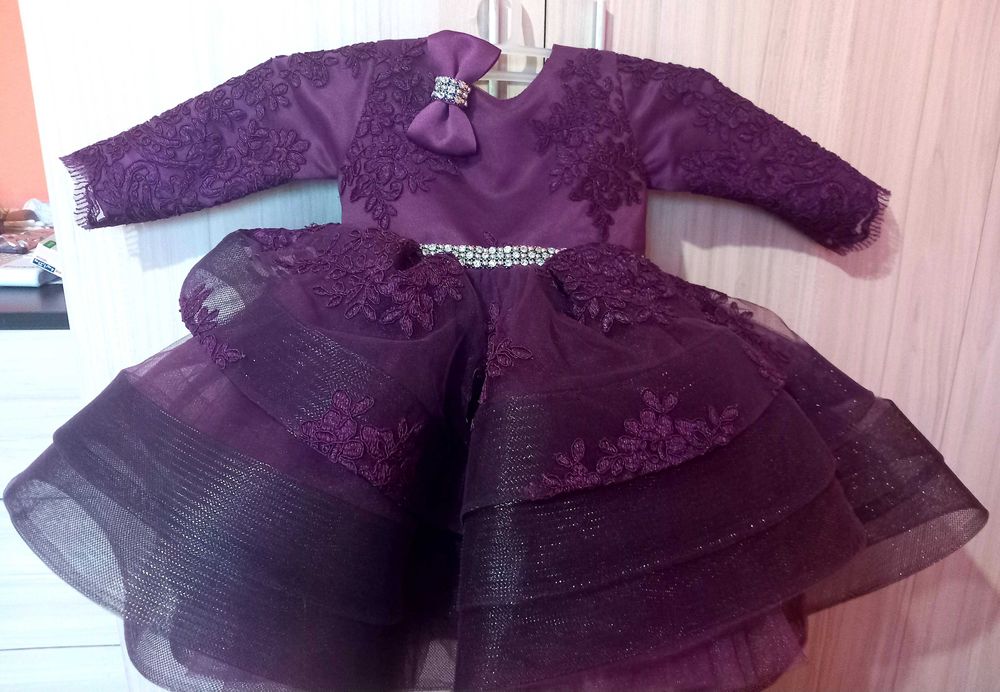 Бутикова рокля за момиченце на годинка в актуален за сезона цвят.