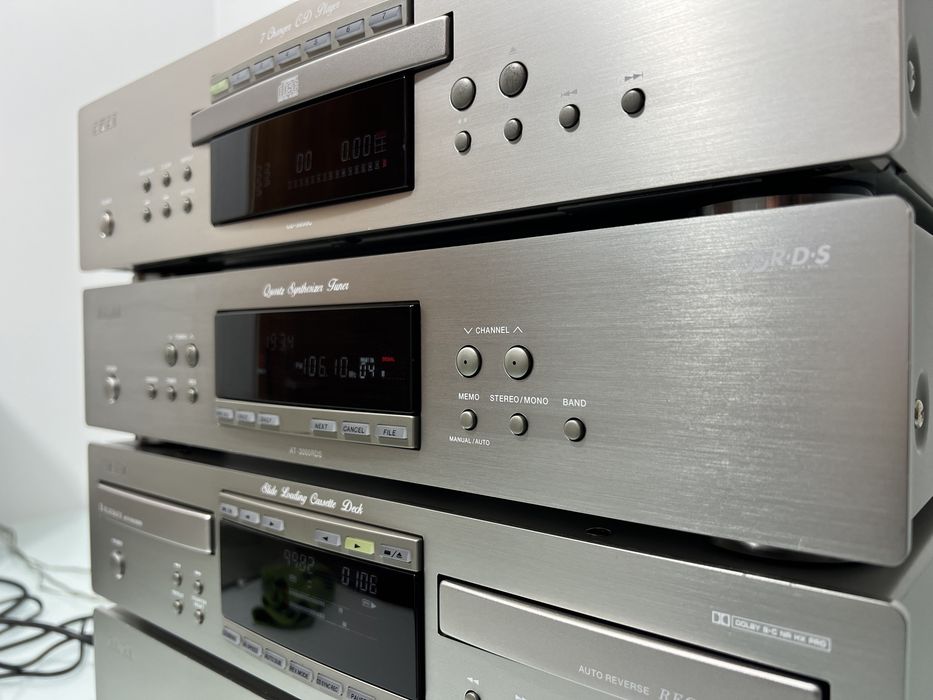 Linie Akai: Amplificator Audio-Video AM-4000, Dublu deck AKAI DX-3000W, Tuner AKAI AT-3000RDS, CD-Player AKAI CD-3000C cu 7 CD-uri