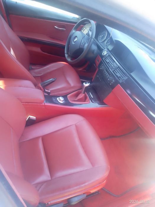 BMW E 90 alb cu interior roșu