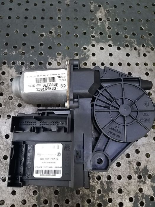 Motoras macara dreapta fata vw golf 5 1k 1k0959792g 1k0959702k 400937a