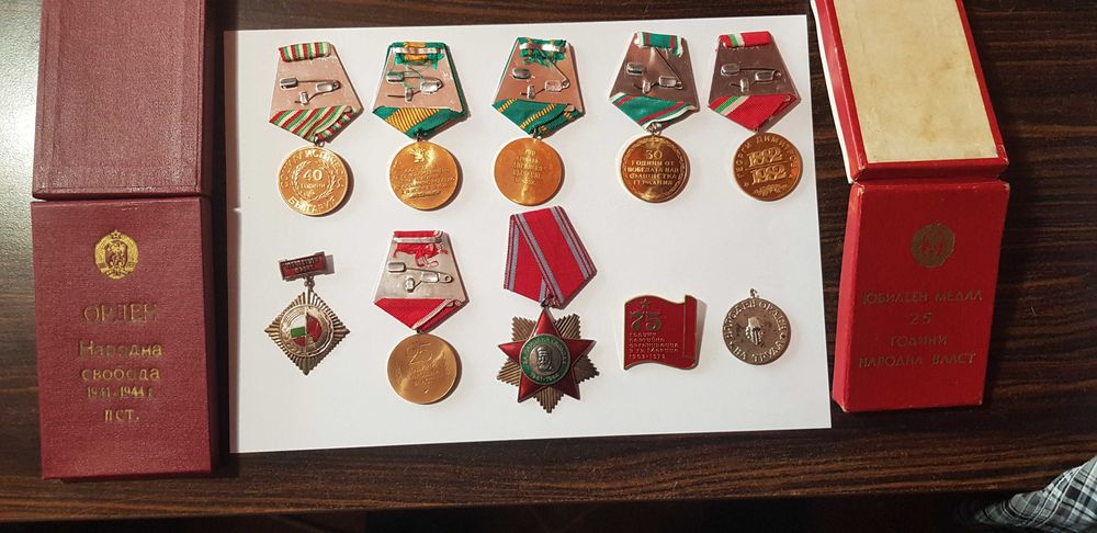 Продавам стари ордени и медали от соца