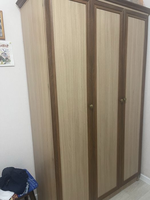 Деревянный шкаф.