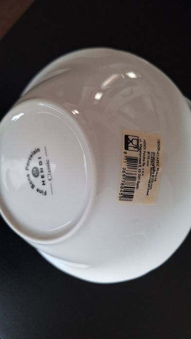 Farfurii, pahare, cani