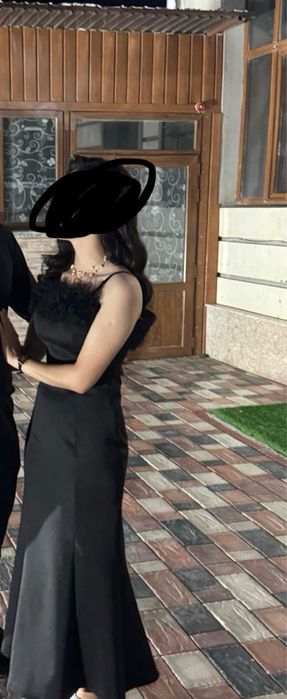 черная платья с перьями