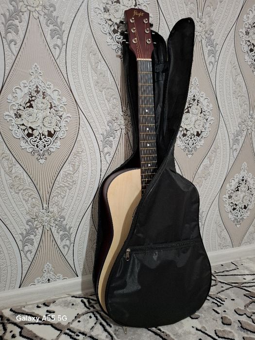 Продаю гитару срочно. В комплект рюкзак аксессуары