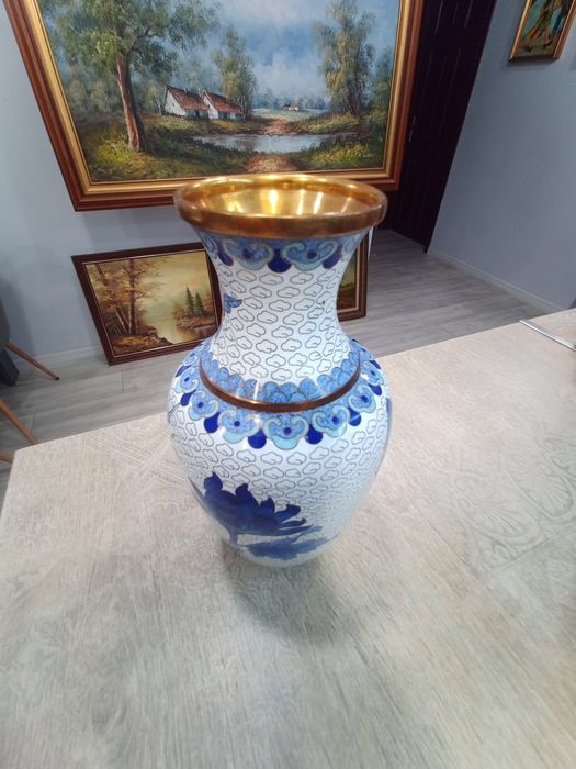 Китайска ваза Клоазоне (Cloisonné) – изящна изработка от мед, емайл и позлата (21х11 см)