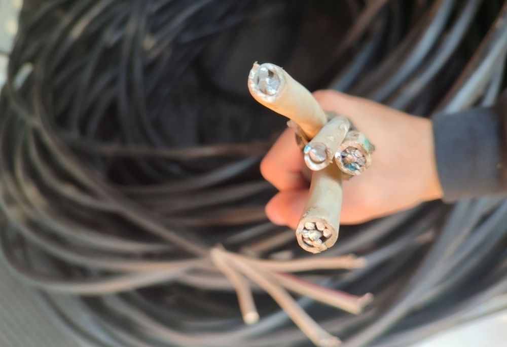 Yuqori voltli(3-faz va undan yuqori) elektrga mo'ljallangan kabel.