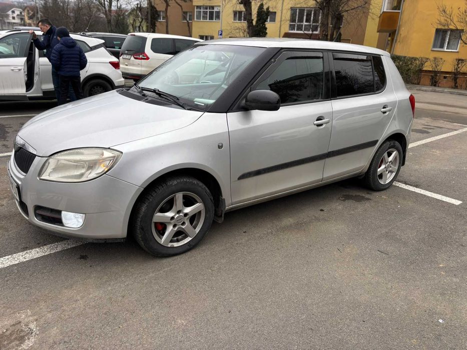 Vand Skoda fabia 1.2 benzina sau accept unele variante cu auto.