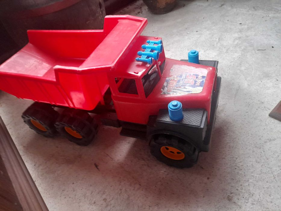 Камион за игра ,използван малко пъти