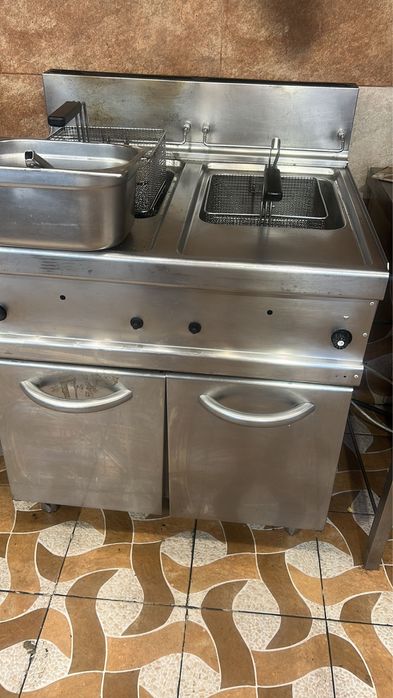 Vand fripteuze pe curent gaz caruta utilata fast-food,masina gogosi ,masa calda ,gratar rotund,vitrina rece,diverse pt fast-food restaurant!