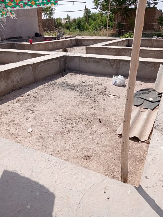 Жой орни сотилади 6сотик 5 хонали газ сват вада провит файфай бор