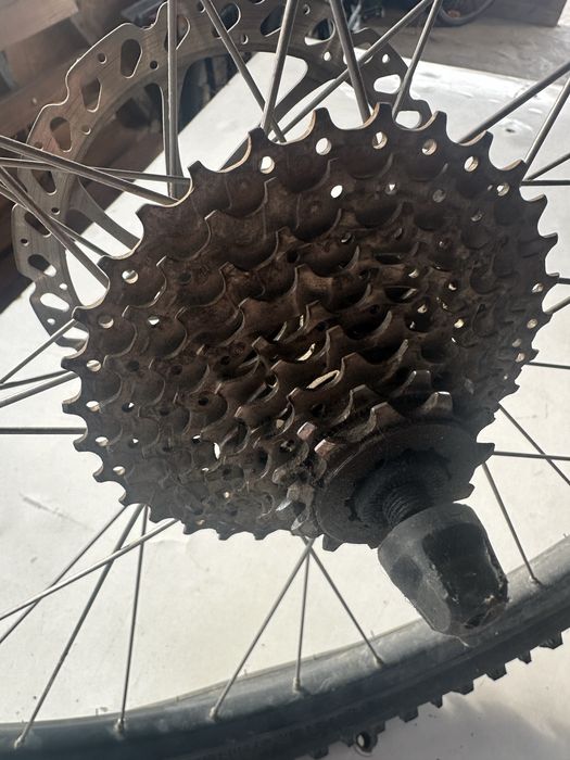 Vand o roata/ janta spate pentru bicicleta pe 26