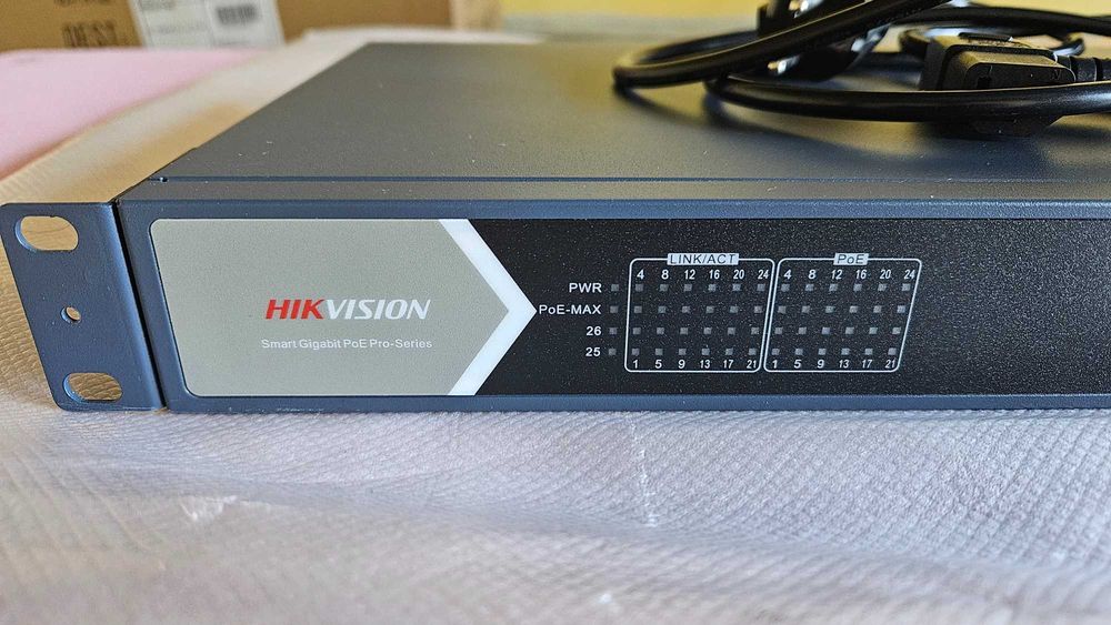 Switch POE Hikvision 24 porturi Hikvision DS-3E1526P-SI cu management