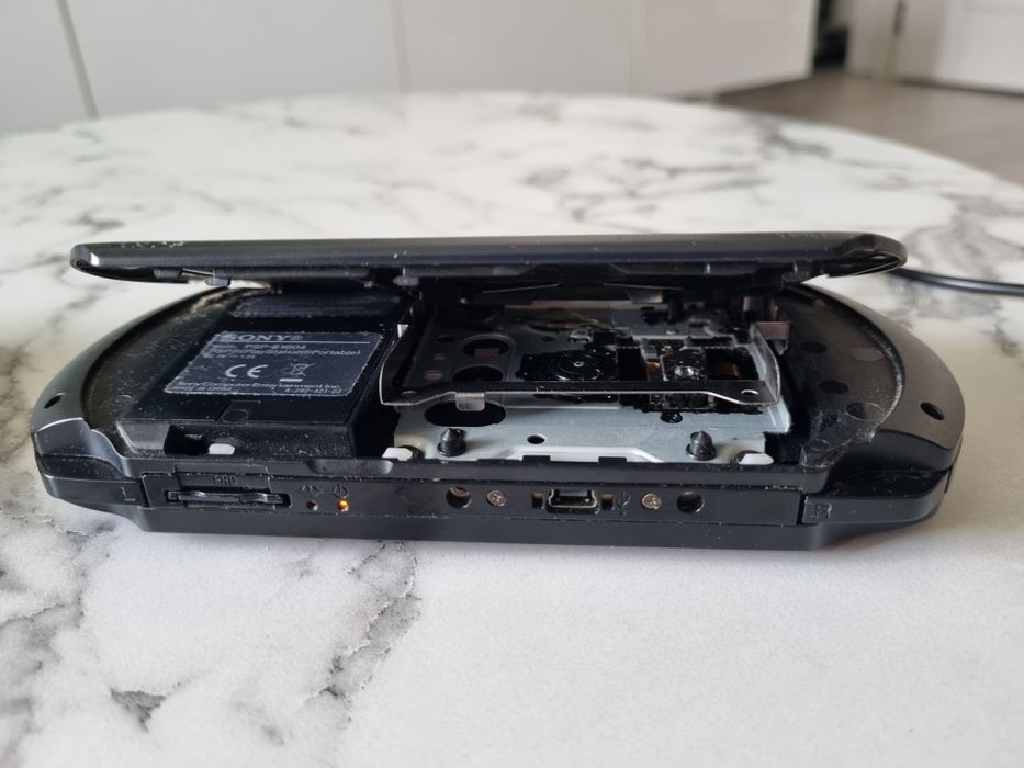 Vând PSP modat cu 51 de jocuri - Preț negociabil