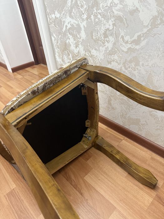 Продоется стол и стулья