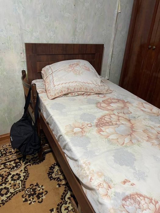 Срочно продаю кровать с матрасом