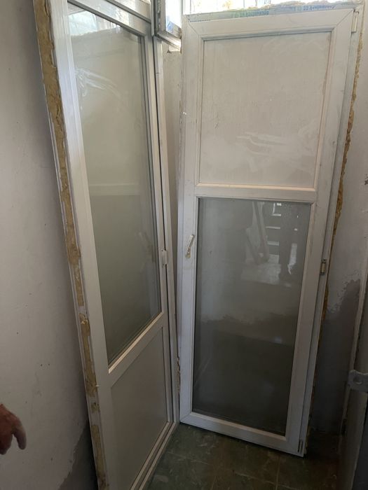 2 пластиковые балконные двери в коробе б/у (80х234см)