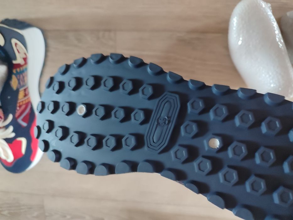 Новые брендовые кроссовки