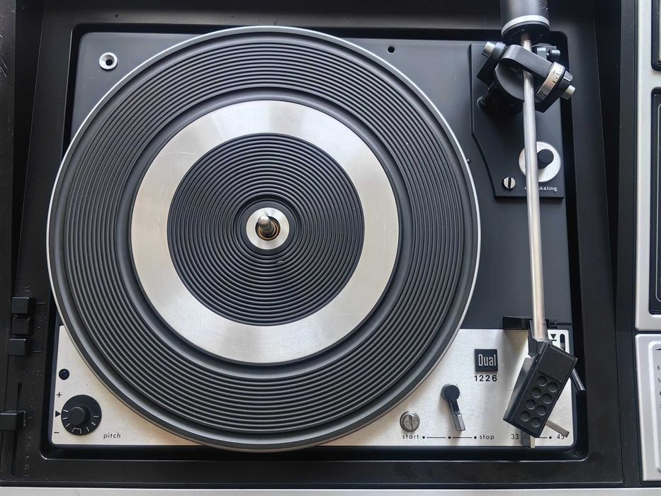 Стар модел радио с грамофон