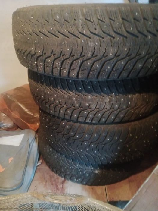 Продам зимние шины с шипами