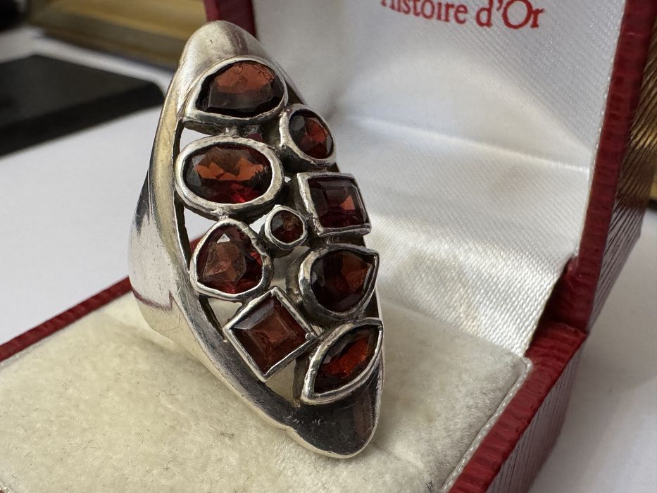 Inel vechi, argint 925, cu granate naturale.