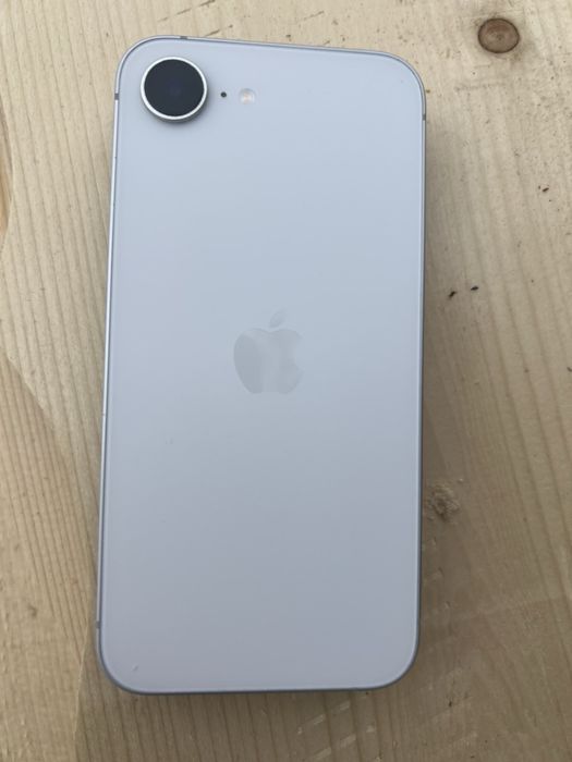 Айфон 16 Е  Бял като нов