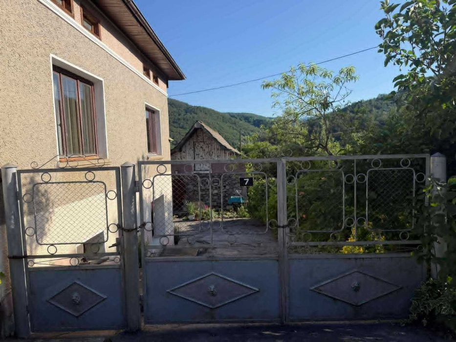 Продава къща с двор в Троянския Балкан