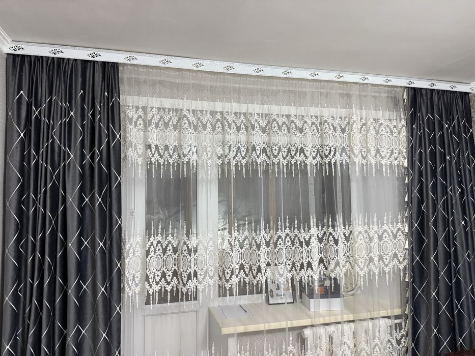 Шторы в сером цвете и тюль в белом цвете