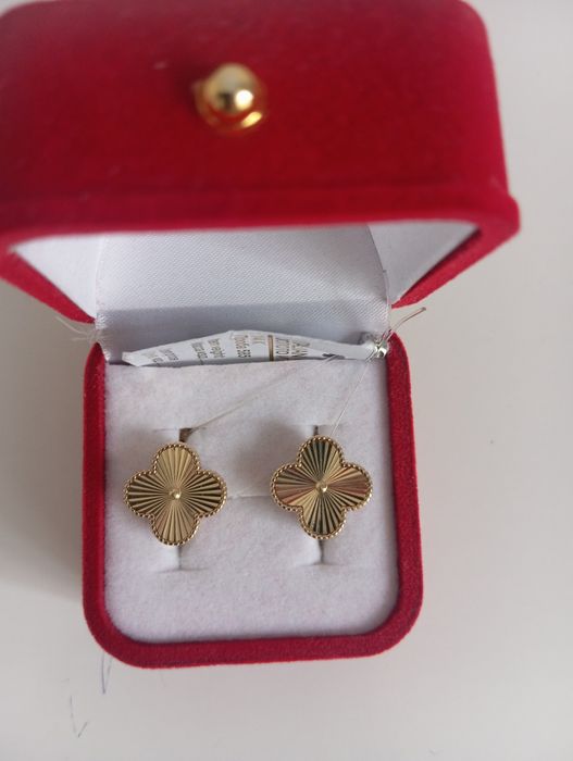 Золотые серьги 4.87 грамм