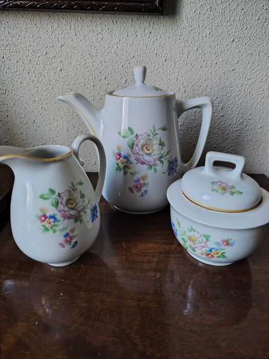 Set de trei piese din portelan, ceainic, latiera si zaharnita