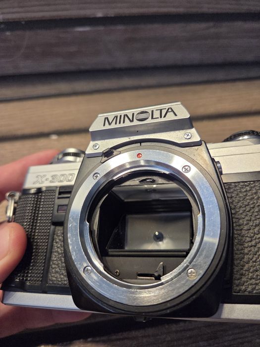 Minolta X-300 + obiectiv Minolta MD 50mm F/1.7 – aparat foto pe film de colecție începutul/mijlocul anilor '80