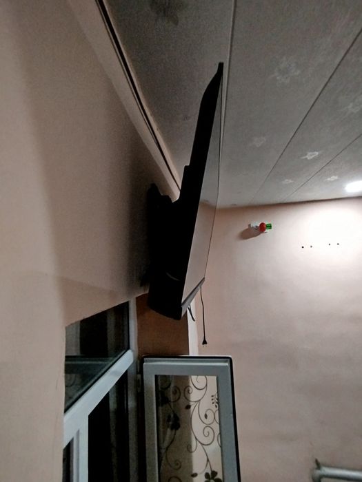 Telvizor 32 tali smart sotiladi HISANSE arginal ishlashlari zor aybi y
