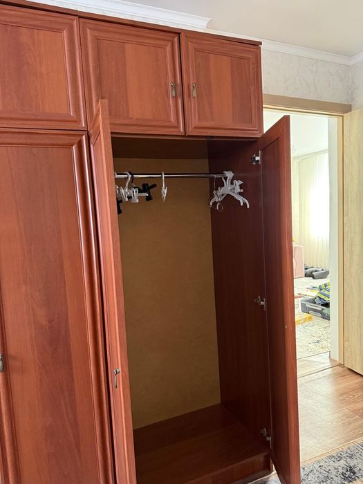 Классический трехстворчатый распашной шкаф