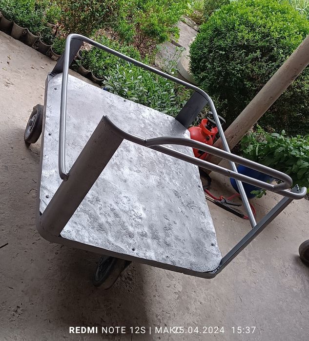 Грузовая тележка с бортиком